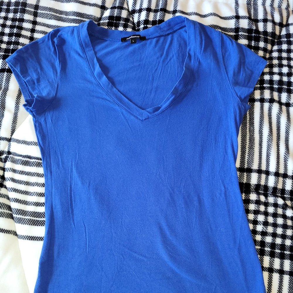 Ambiance blue cotton blend v neck woman's tee size Large